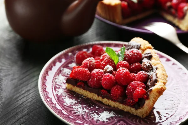 Pedazo de tarta con frambuesas frescas, sobre fondo de madera — Foto de Stock