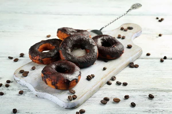 Heerlijke donuts met chocolade — Stockfoto