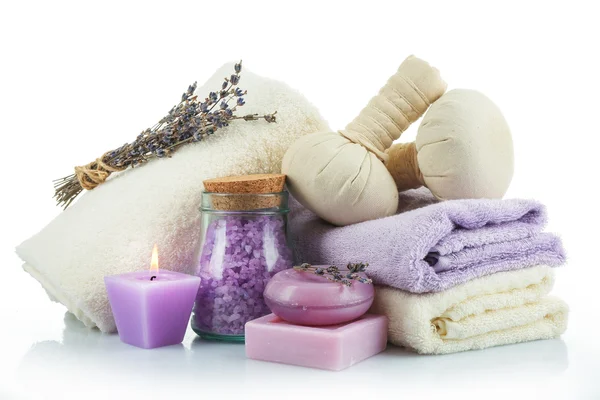 Wellness-Behandlungen isoliert auf weiß. Lavendelbad-Konzept — Stockfoto