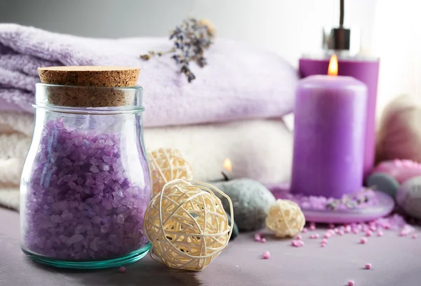 Spabehandlingar isolerad på färgstarka bakgrund. Lavendel spa koncept — Stockfoto