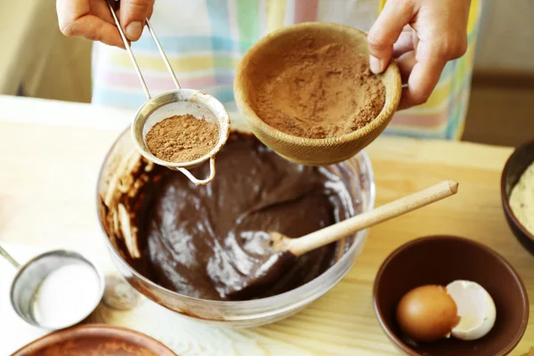 Mulher preparando massa para torta de chocolate — Fotografia de Stock