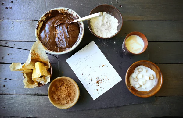 Teig für Schokoladenkuchen zubereiten — Stockfoto