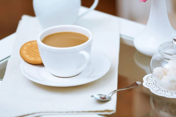 Tazza di caffè sul tavolo da vicino — Foto Stock