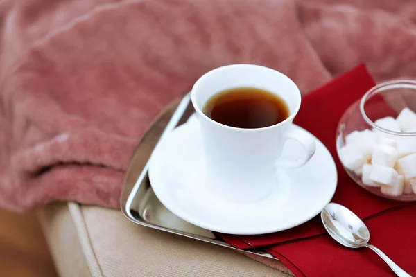Filiżanka herbaty na kanapie w salonie — Zdjęcie stockowe