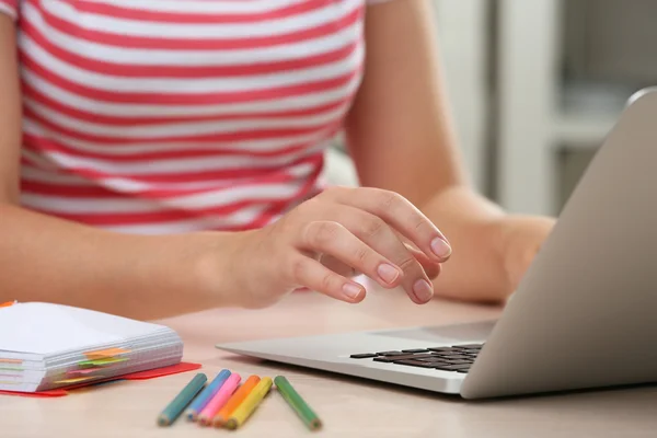 Femme utilisant un ordinateur portable sur le lieu de travail — Photo