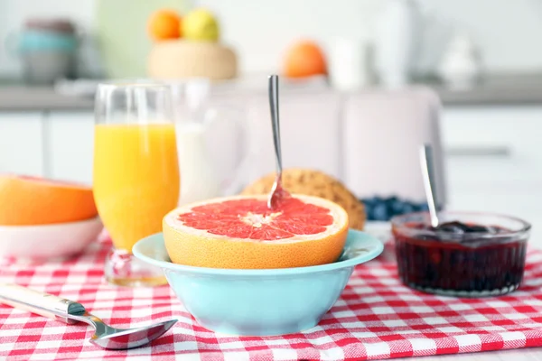 Sarapan sehat dengan buah-buahan dan buah berry di atas meja di dapur — Stok Foto