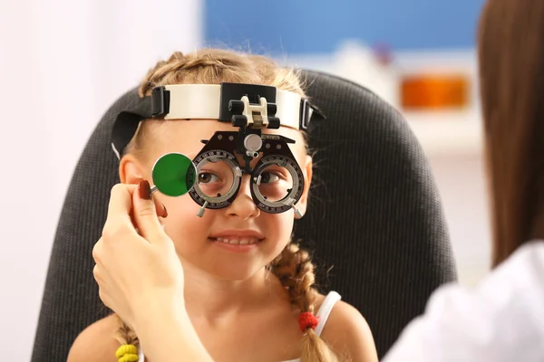 Mladá dívka prochází oční test — Stock fotografie