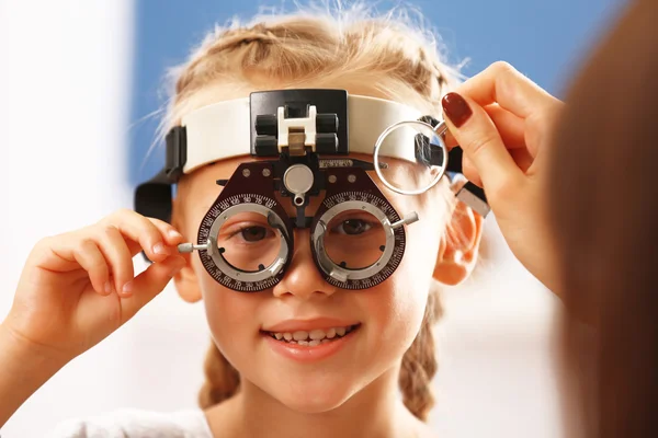 Young girl undergoing eye test — Stock Photo, Image