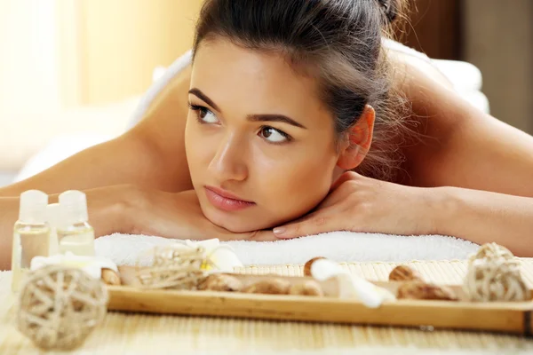 Jonge vrouw op massagetafel — Stockfoto