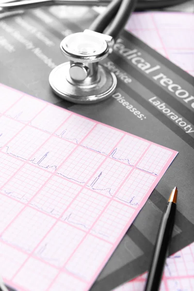Estetoscópio na folha de cardiograma — Fotografia de Stock