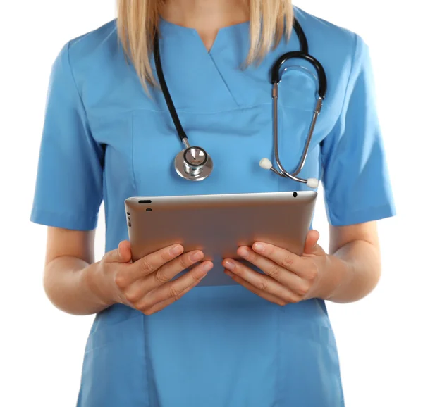 Femme médecin travaillant sur tablette numérique — Photo