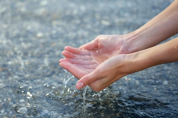 海の水に触れる女性の手 — ストック写真
