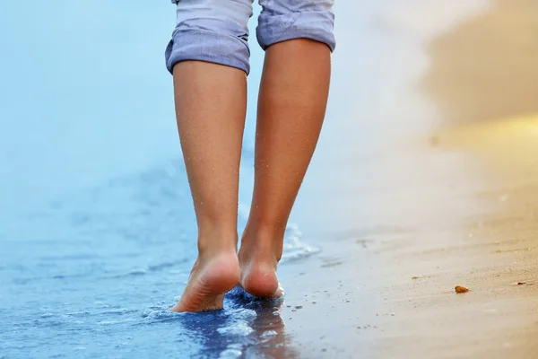 Kobieta spacerująca po plaży piaskowej — Zdjęcie stockowe