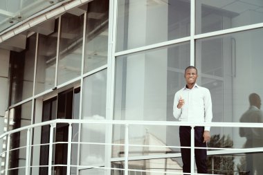 Ofis Merkezi zemin üzerine Afrika iş adamı