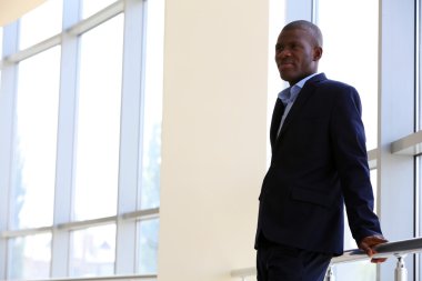 Ofiste yakışıklı Afrikalı-Amerikalı işadamı