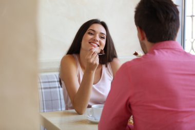 Kafedeki genç çift.