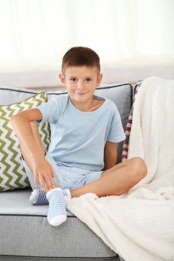 Küçük çocuk eve iç arka koltukta oturan