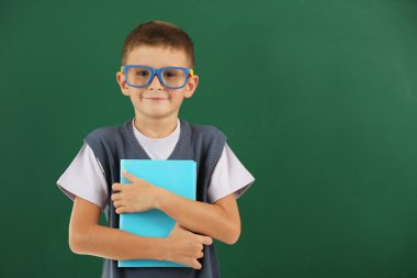 Blackboard arka plan üzerinde güzel bir çocuk