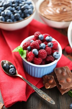 Çikolatalı Krema ve olgun çilek ile güzel kompozisyon