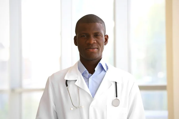 Guapo médico afroamericano con estetoscopio en el hospital — Foto de Stock