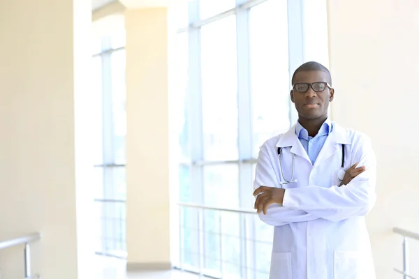 Guapo médico afroamericano con estetoscopio en el hospital — Foto de Stock