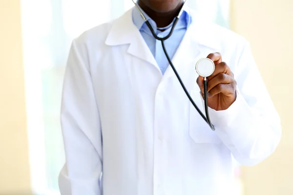 Guapo médico afroamericano con estetoscopio en el hospital — Foto de Stock