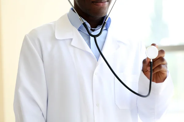 Krásný Africký Americký doktor s stetoskop v nemocnici — Stock fotografie