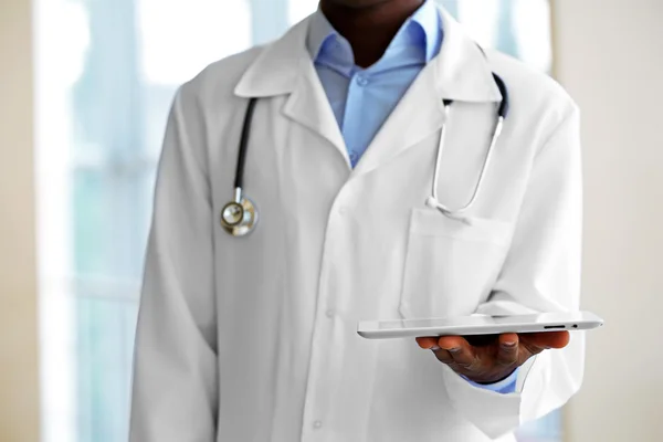 病院でデジタル タブレットを保持しているハンサムなアフリカ系アメリカ人の医者 — ストック写真