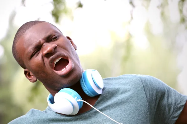 ヘッドフォンを屋外でハンサムなアフリカ系アメリカ人 — ストック写真