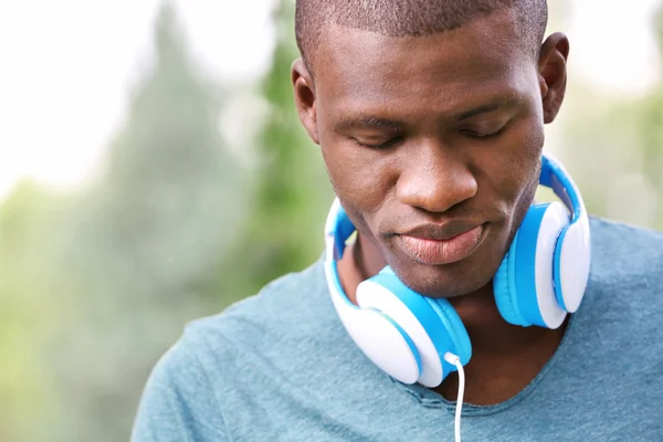 Hombre afroamericano guapo con auriculares al aire libre —  Fotos de Stock