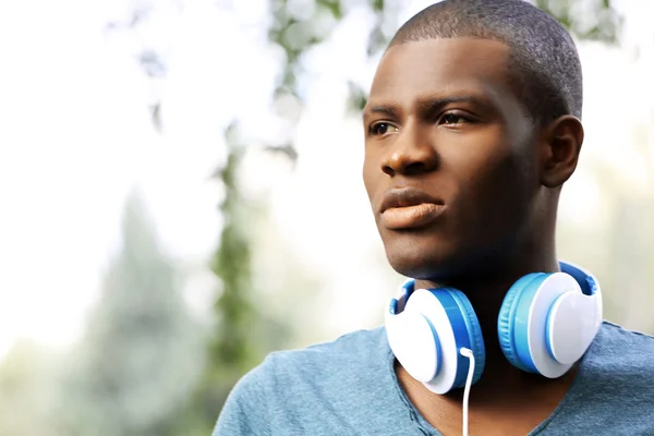 Hombre afroamericano guapo con auriculares al aire libre —  Fotos de Stock
