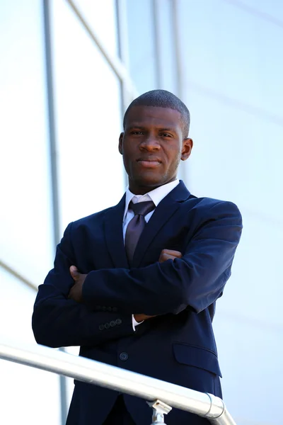 Hombre de negocios afroamericano guapo cerca del centro de negocios — Foto de Stock