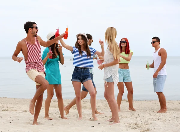 Bella gente che si diverte sulla spiaggia — Foto Stock