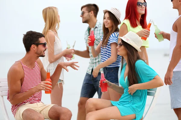 Hermosa gente divirtiéndose en la playa —  Fotos de Stock