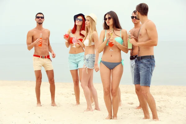 Люди веселятся на пляже — стоковое фото