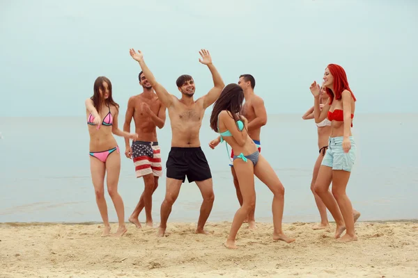 Jovens se divertindo na praia — Fotografia de Stock