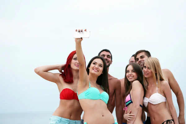 Beautiful young people making selfie — Stock Photo, Image