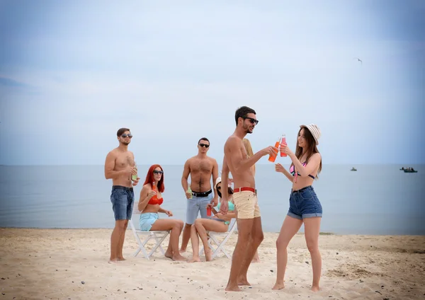 Belles personnes qui s'amusent sur la plage — Photo