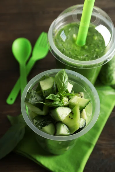 Салат из зеленых овощей и фруктов — стоковое фото