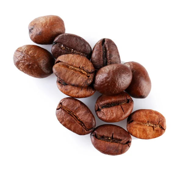 Braune Kaffeebohnen isoliert auf weiß — Stockfoto
