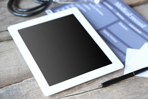 Tableta médica con pantalla vacía sobre mesa de madera —  Fotos de Stock