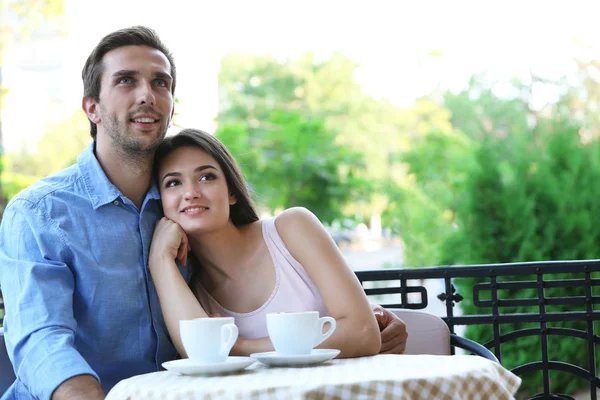 Jeune couple dans un café de rue — Photo