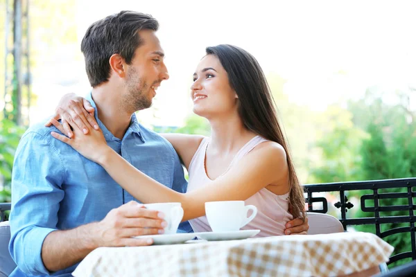 Jeune couple dans un café de rue — Photo