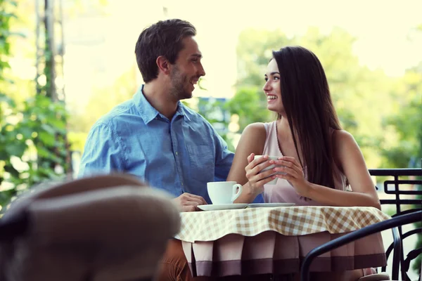 Junges Paar in Straßencafé — Stockfoto