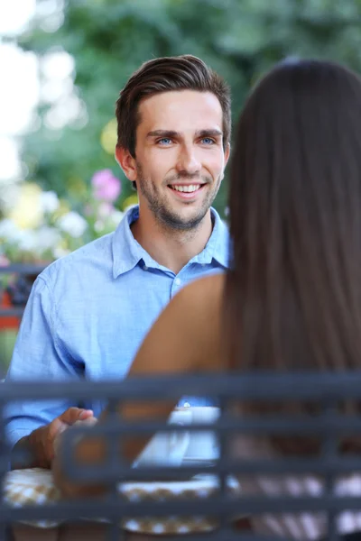 Giovane uomo e donna in strada caffè — Foto Stock