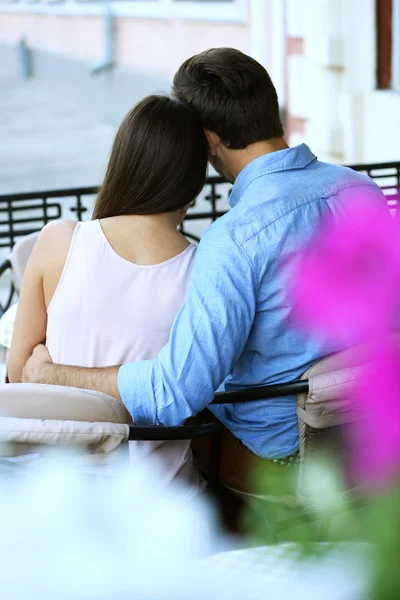 Jeune couple dans un café de rue — Photo