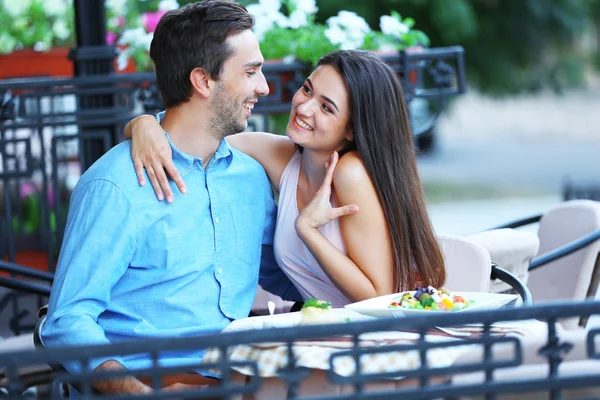 Junges Paar in Straßencafé — Stockfoto