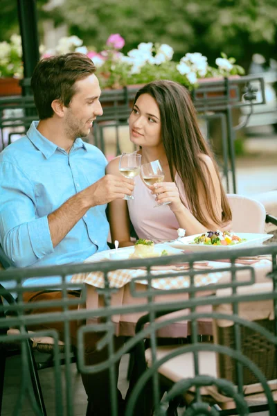 Pareja joven en la calle café —  Fotos de Stock