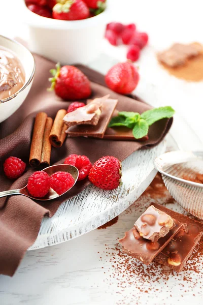 Bella composizione con crema di cioccolato e lamponi — Foto Stock