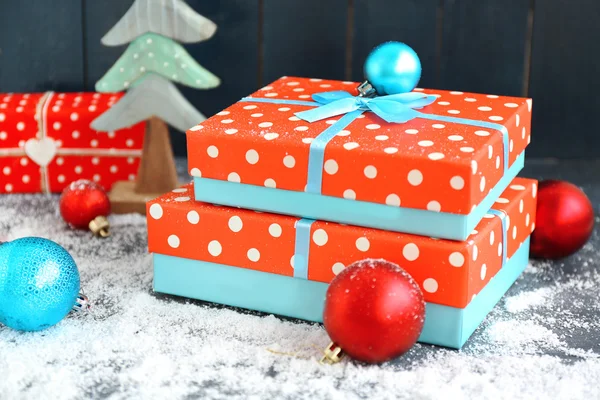 Presentes de Natal na cor de fundo de madeira — Fotografia de Stock